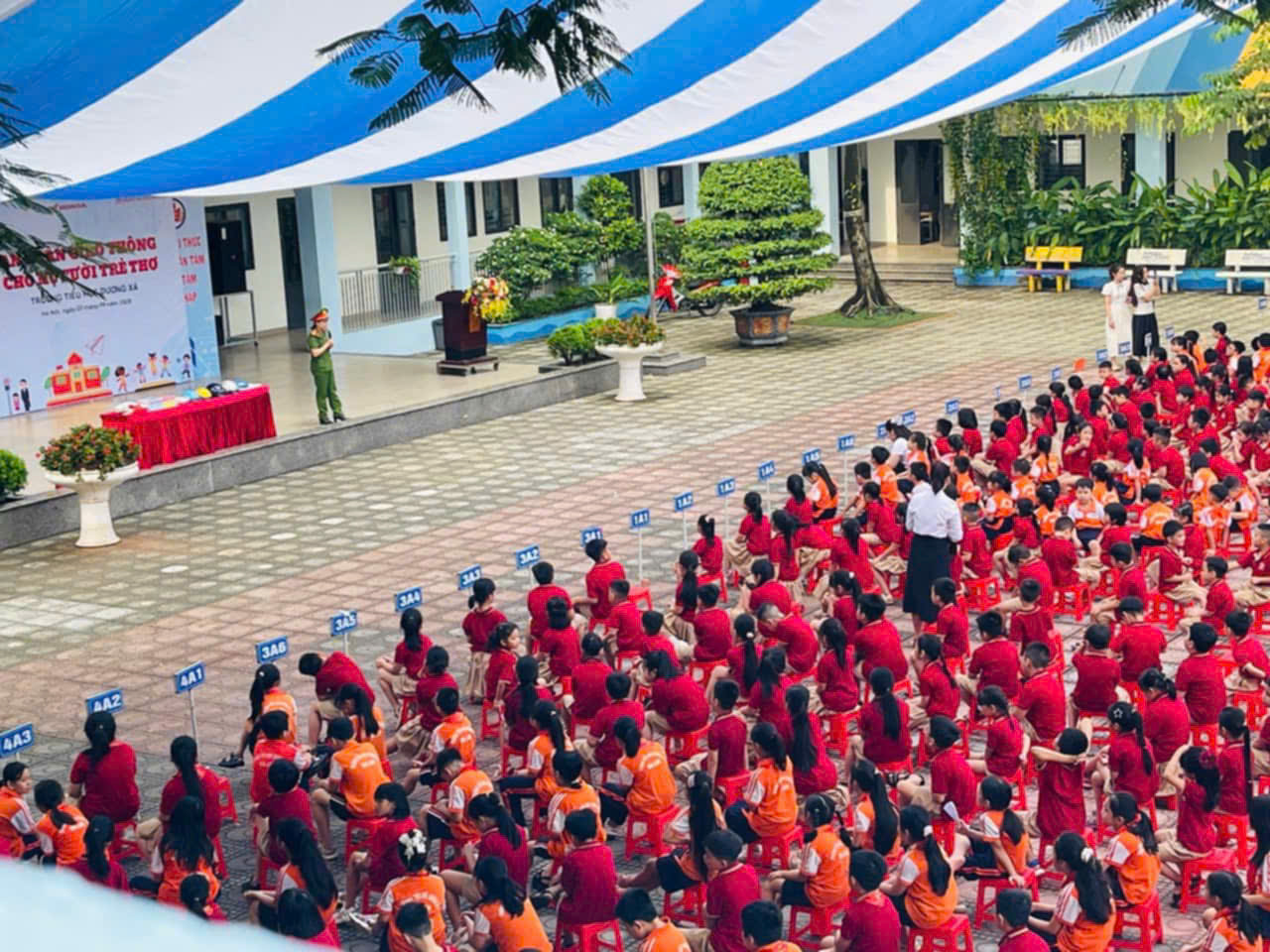 Công an xã Gia Lâm tổ chức tuyên truyền các quy định về an toàn PCCC và an toàn giao thông- Ảnh 1.