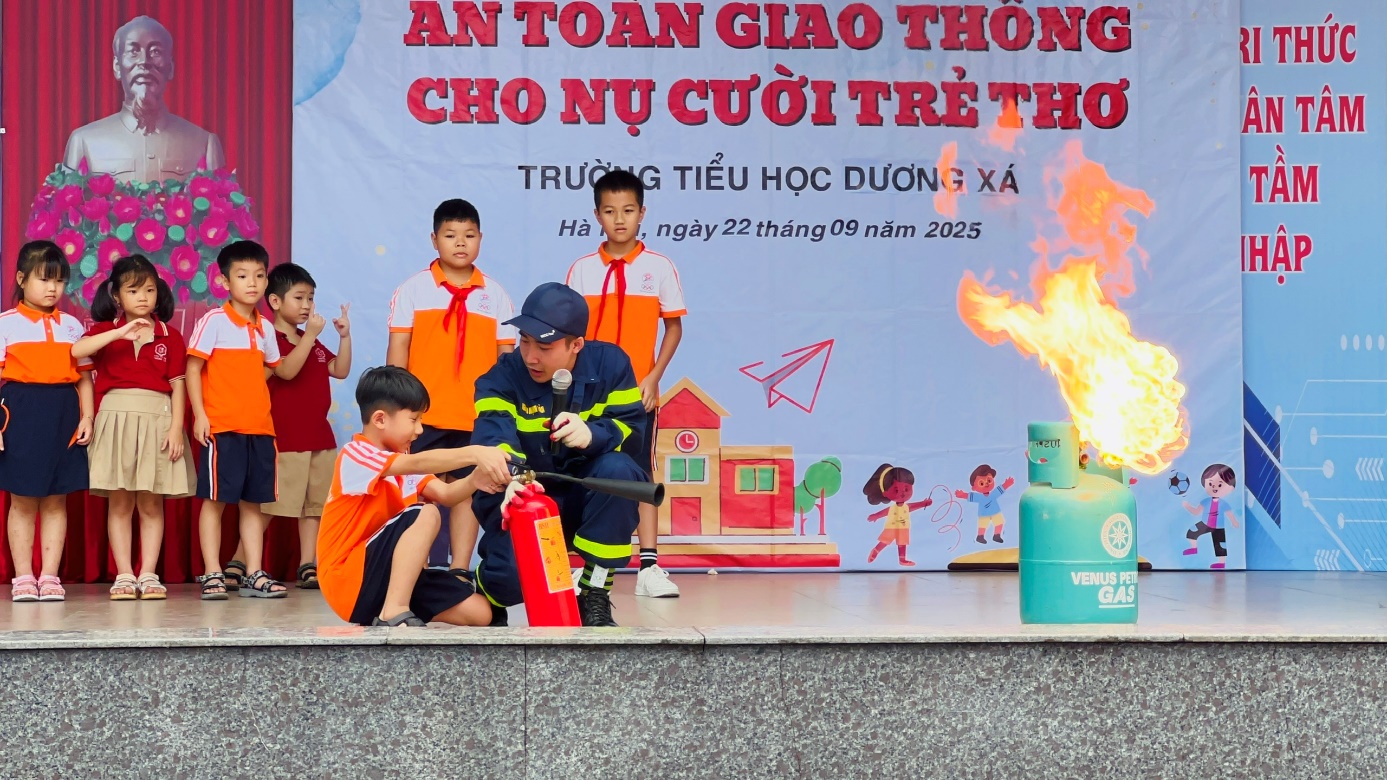 Công an xã Gia Lâm tổ chức tuyên truyền các quy định về an toàn PCCC và an toàn giao thông- Ảnh 4.
