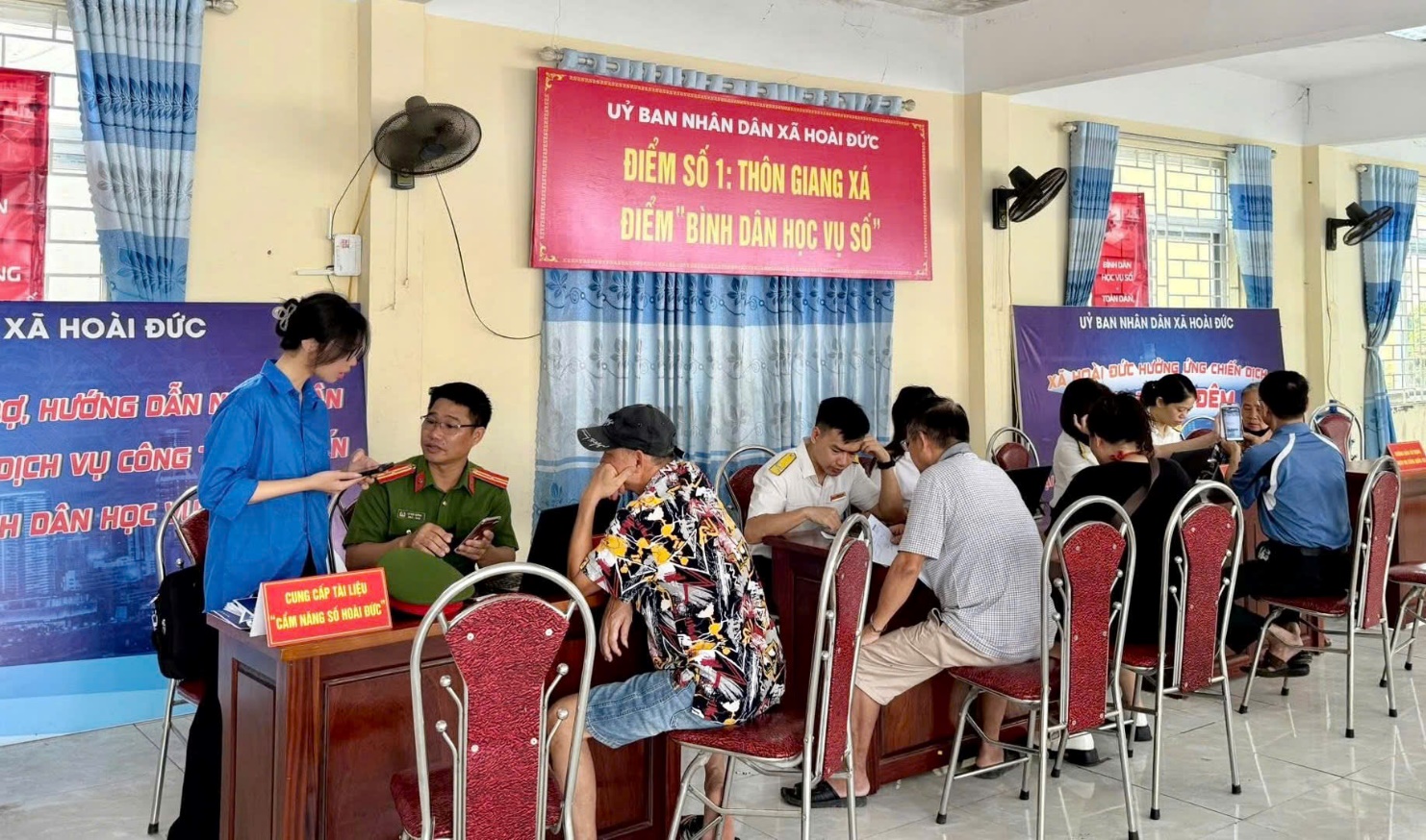 Đông đảo nhân dân tới tham gia tại 5 điểm “Bình dân học vụ số lưu động” trên địa bàn xã Hoài Đức- Ảnh 1.