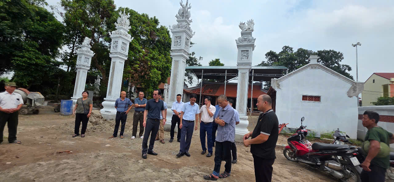 A group of men standing in front of a building  AI-generated content may be incorrect.