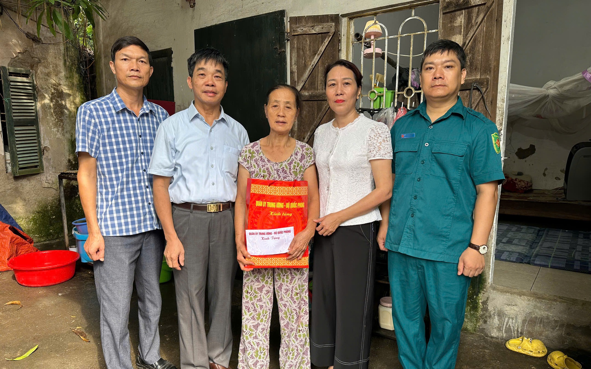 Ấm áp nghĩa tình: Phường Xuân Đỉnh trao quà cho các hộ gia đình khó khăn nhân dịp Quốc khánh 2/9