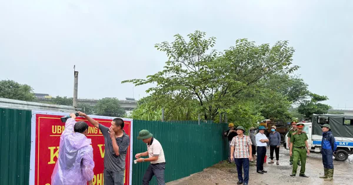 Phường Lĩnh Nam quyết liệt ngăn đổ trộm phế thải dưới gầm cầu Thanh Trì