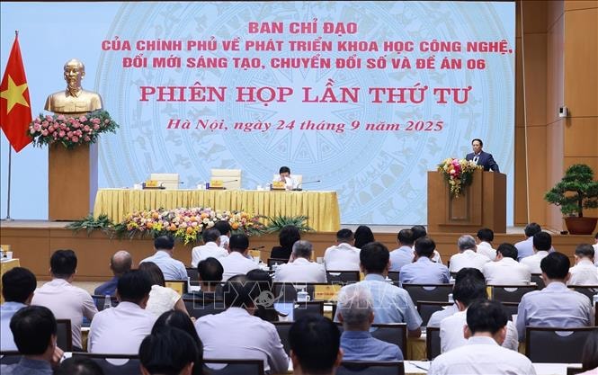 Thủ tướng: Đi từng ngõ, gõ từng nhà, rà từng người để chuyển đổi số- Ảnh 2.