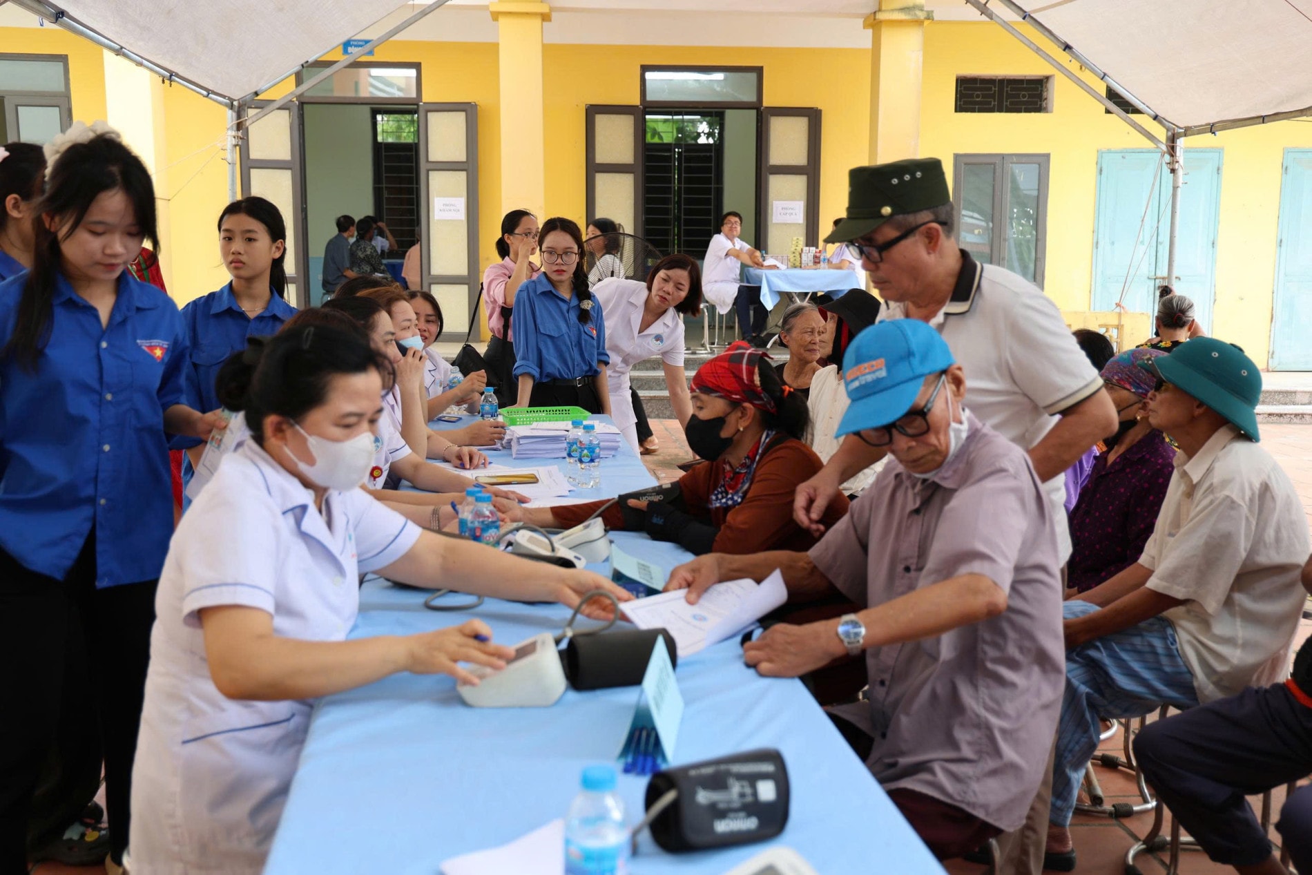 Đa Phúc khám, cấp thuốc miễn phí cho người dân từ 70 tuổi trở lên- Ảnh 3.