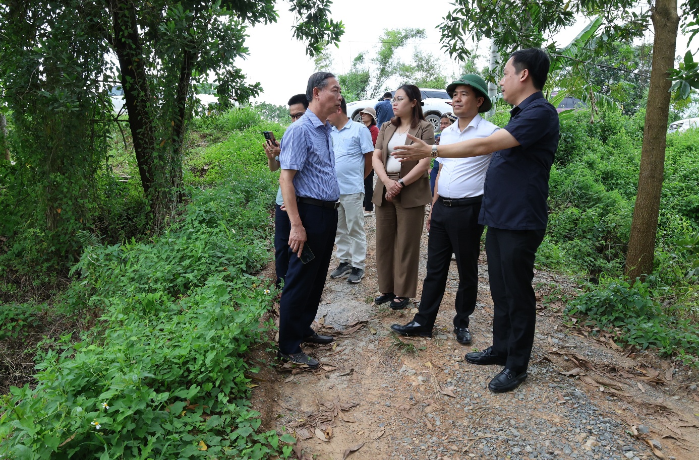 Sở nông nghiệp và Môi trường Hà Nội kiểm tra công tác chuẩn bị ứng phó trước bão số 9 trên địa bàn xã Xuân Mai- Ảnh 1.