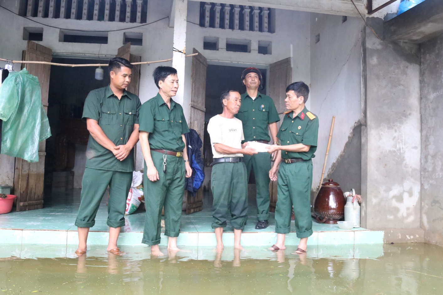 C:\Users\May tinh Loc Ninh\Downloads\Tặng quà bão số 3 năm 2024.jpg