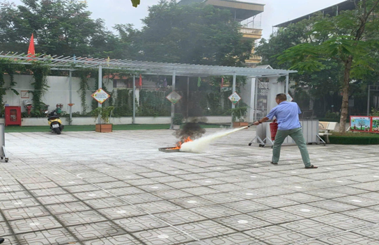 TRƯỜNG MẦM NON HOA MAI TĂNG CƯỜNG TRANG BỊ KĨ NĂNG THOÁT HIỂM CHO CB, GV, NV VÀ HỌC SINH KHI CÓ CHÁY SẢY RA.- Ảnh 1.