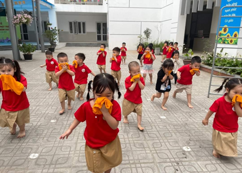TRƯỜNG MẦM NON HOA MAI TĂNG CƯỜNG TRANG BỊ KĨ NĂNG THOÁT HIỂM CHO CB, GV, NV VÀ HỌC SINH KHI CÓ CHÁY SẢY RA.- Ảnh 2.