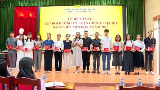 Đảng ủy xã Hoài Đức bế giảng lớp bồi dưỡng lý luận chính trị cho Đảng viên mới đợt 3 năm 2025- Ảnh 4.