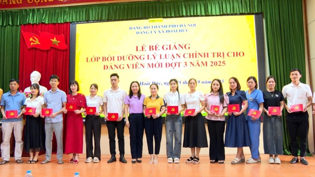 Đảng ủy xã Hoài Đức bế giảng lớp bồi dưỡng lý luận chính trị cho Đảng viên mới đợt 3 năm 2025- Ảnh 5.