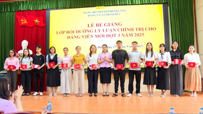 Đảng ủy xã Hoài Đức bế giảng lớp bồi dưỡng lý luận chính trị cho Đảng viên mới đợt 3 năm 2025- Ảnh 6.