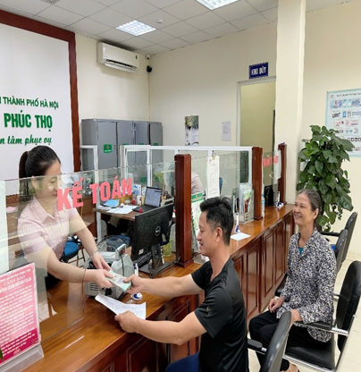Phòng giao dịch NHCSXH xã Phúc Thọ giải ngân món vay đầu tiên cho sinh viên theo học chương trình STEM- Ảnh 2.