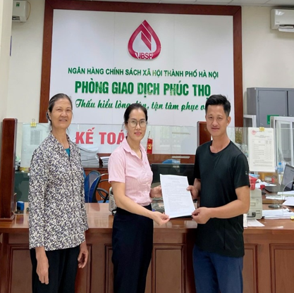 Phòng giao dịch NHCSXH xã Phúc Thọ giải ngân món vay đầu tiên cho sinh viên theo học chương trình STEM- Ảnh 1.