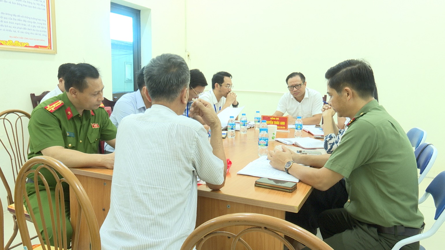 Đồng chí Nguyễn Trúc Anh - TUV, Bí thư Đảng ủy, Chủ tịch HĐNĐ xã tiếp công dân định kỳ tháng 9/2025- Ảnh 1.