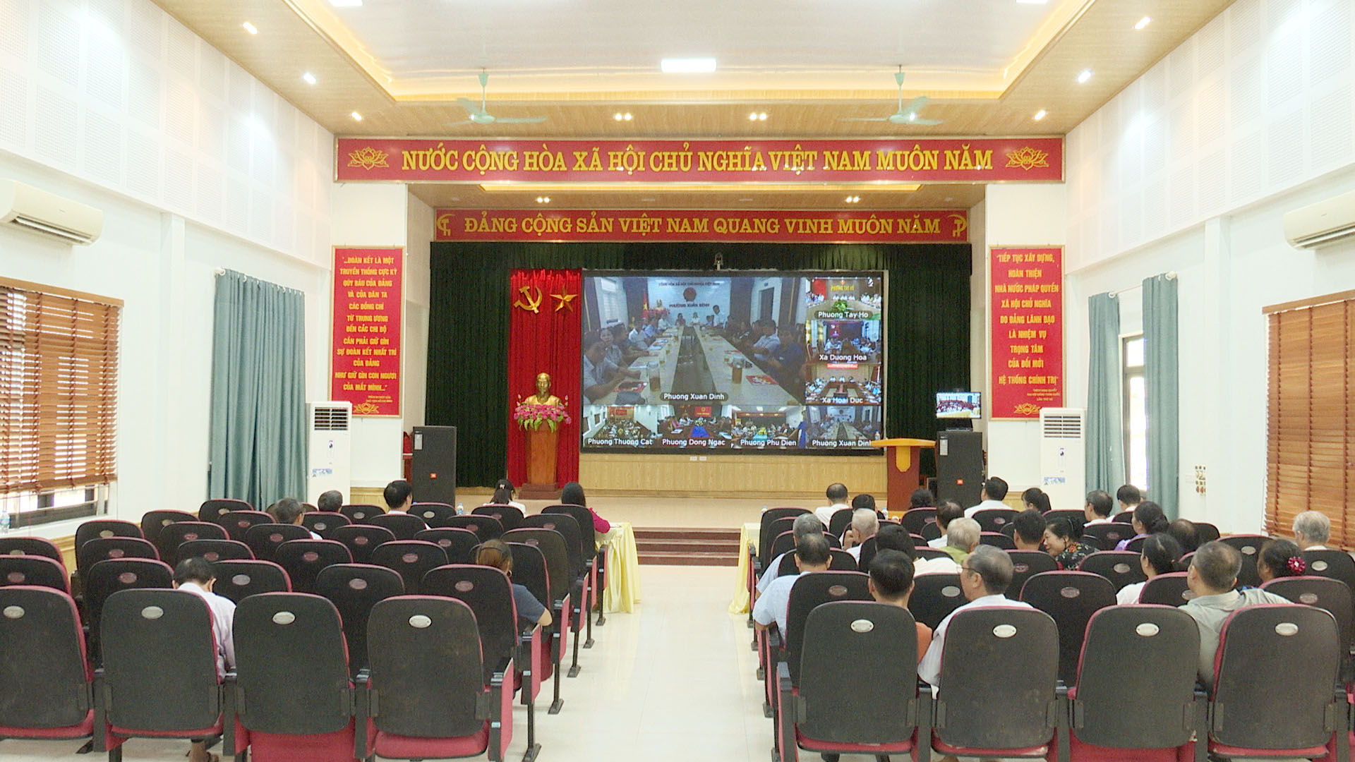 Đại biểu Quốc hội tiếp xúc cử tri đơn vị bầu cử số 5- Ảnh 1.