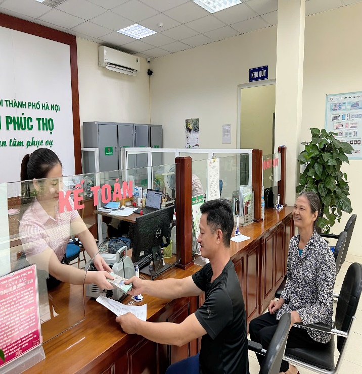 Phòng giao dịch Ngân hàng Chính sách xã hội Phúc Thọ giải ngân món vay đầu tiên cho sinh viên theo học chương trình STEM- Ảnh 1.