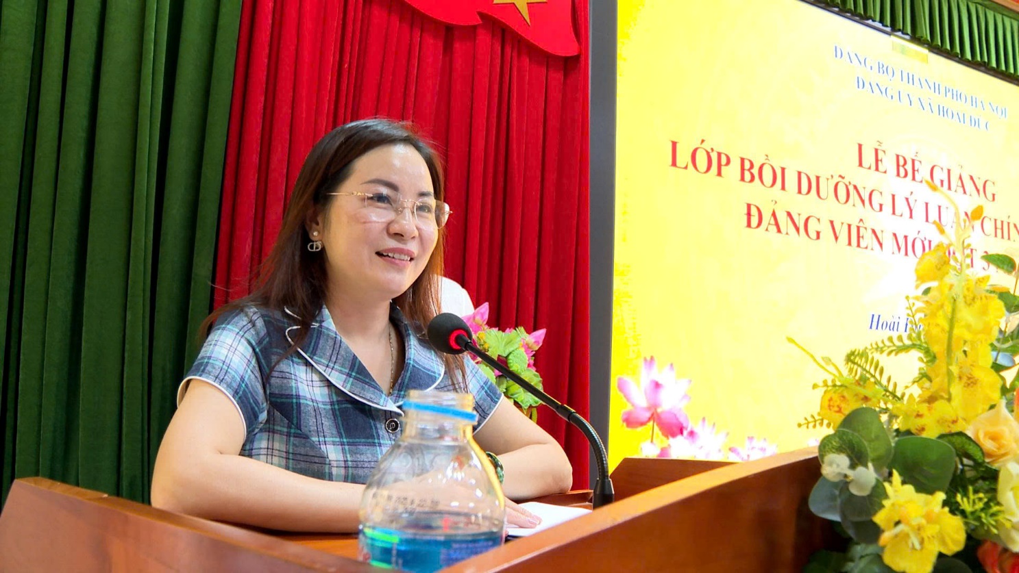 Đảng ủy xã Hoài Đức bế giảng lớp bồi dưỡng lý luận chính trị cho Đảng viên mới đợt 3 năm 2025- Ảnh 1.
