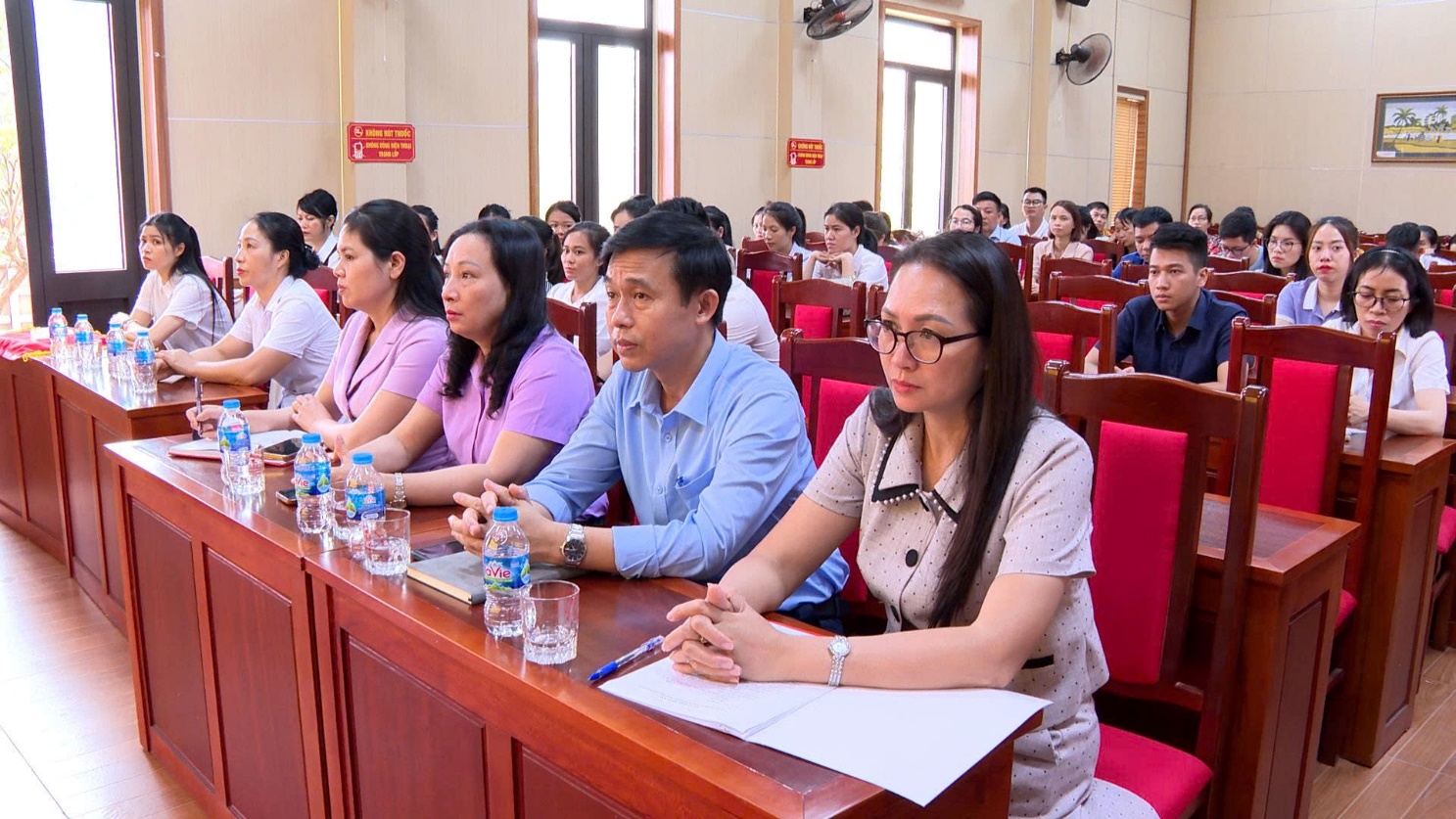 Đảng ủy xã Hoài Đức bế giảng lớp bồi dưỡng lý luận chính trị cho Đảng viên mới đợt 3 năm 2025- Ảnh 2.