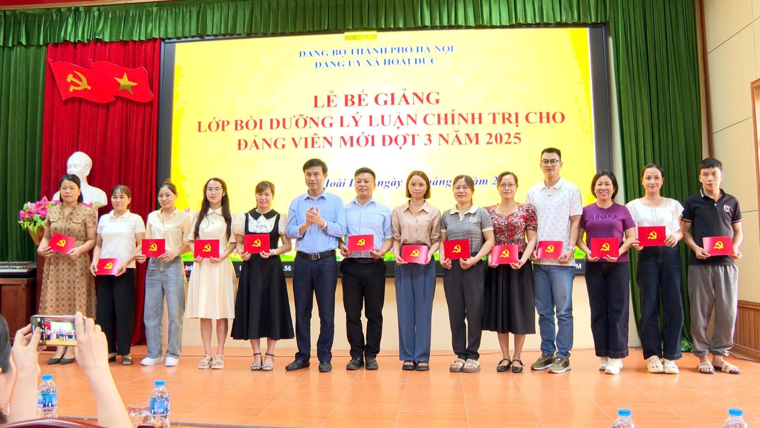 Đảng ủy xã Hoài Đức bế giảng lớp bồi dưỡng lý luận chính trị cho Đảng viên mới đợt 3 năm 2025- Ảnh 3.
