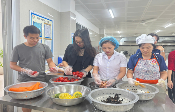 TRƯỜNG MẦM NON HOA MAI TĂNG CƯỜNG CÁC HOẠT ĐỘNG VỆ SINH AN TOÀN THỰC PHẨM TRONG CÔNG TÁC GIAO NHẬN THỰC PHẨM HÀNG NGÀY.- Ảnh 1.