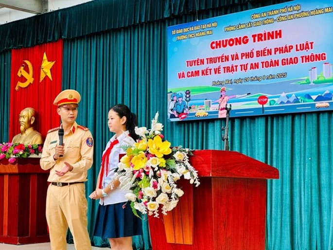 TRƯỜNG THCS HOÀNG MAI TỔ CHỨC TUYÊN TRUYỀN PHÁP LUẬT VÀ AN TOÀN GIAO THÔNG
- Ảnh 1.
