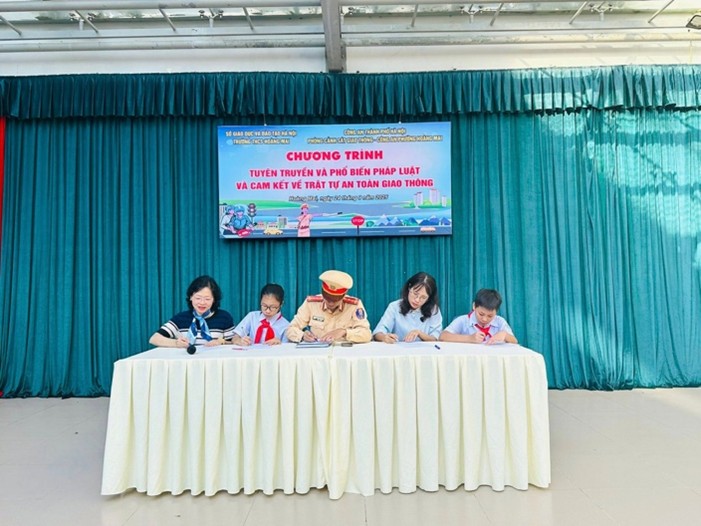TRƯỜNG THCS HOÀNG MAI TỔ CHỨC TUYÊN TRUYỀN PHÁP LUẬT VÀ AN TOÀN GIAO THÔNG
- Ảnh 3.