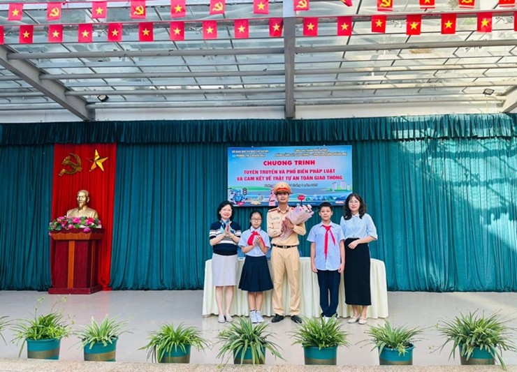 TRƯỜNG THCS HOÀNG MAI TỔ CHỨC TUYÊN TRUYỀN PHÁP LUẬT VÀ AN TOÀN GIAO THÔNG
- Ảnh 2.