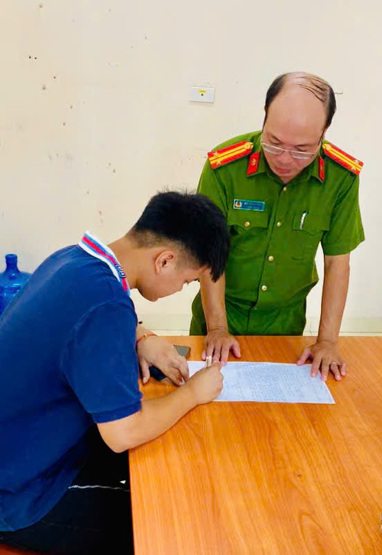 Tuổi trẻ Tam Hưng hăng hái viết đơn tình nguyện tham gia nghĩa vụ Công an nhân dân năm 2026- Ảnh 1.