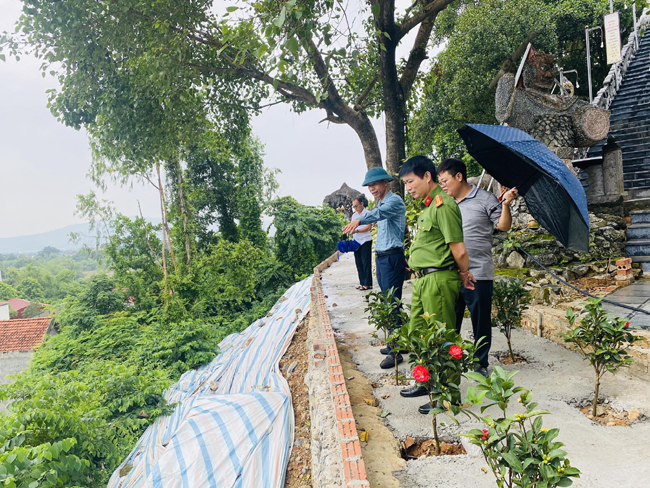 Xã Hạ Bằng khẩn trương đảm bảo an toàn cho 9 hộ dân dưới chân chùa Cực Lạc- Ảnh 2.