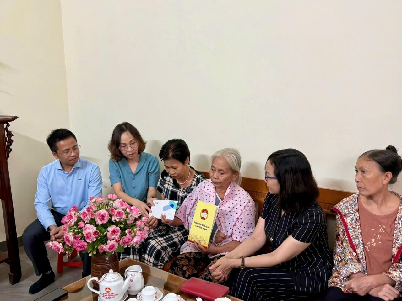 MTTQ xã và Ngân hàng Quân đội MB trao hỗ trợ cho gia đình khó khăn gặp tai nạn.- Ảnh 1.