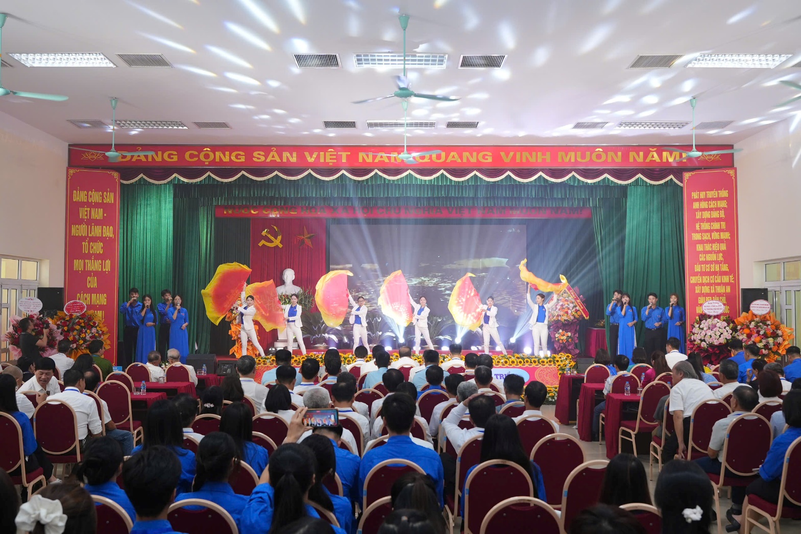 A group of people on a stage  AI-generated content may be incorrect.