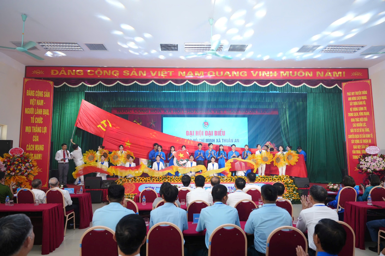 A group of people on a stage  AI-generated content may be incorrect.