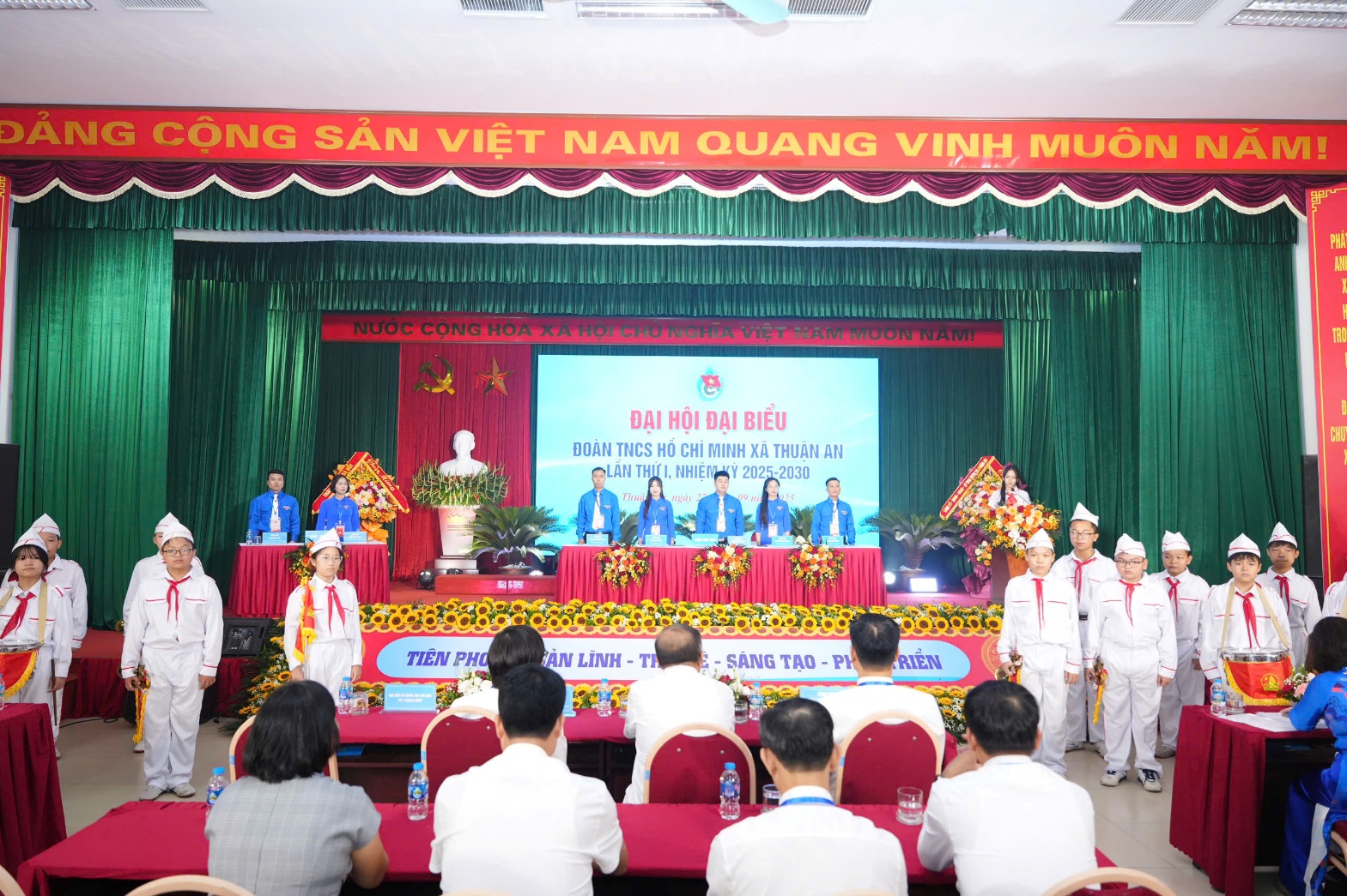 A group of people on a stage  AI-generated content may be incorrect.