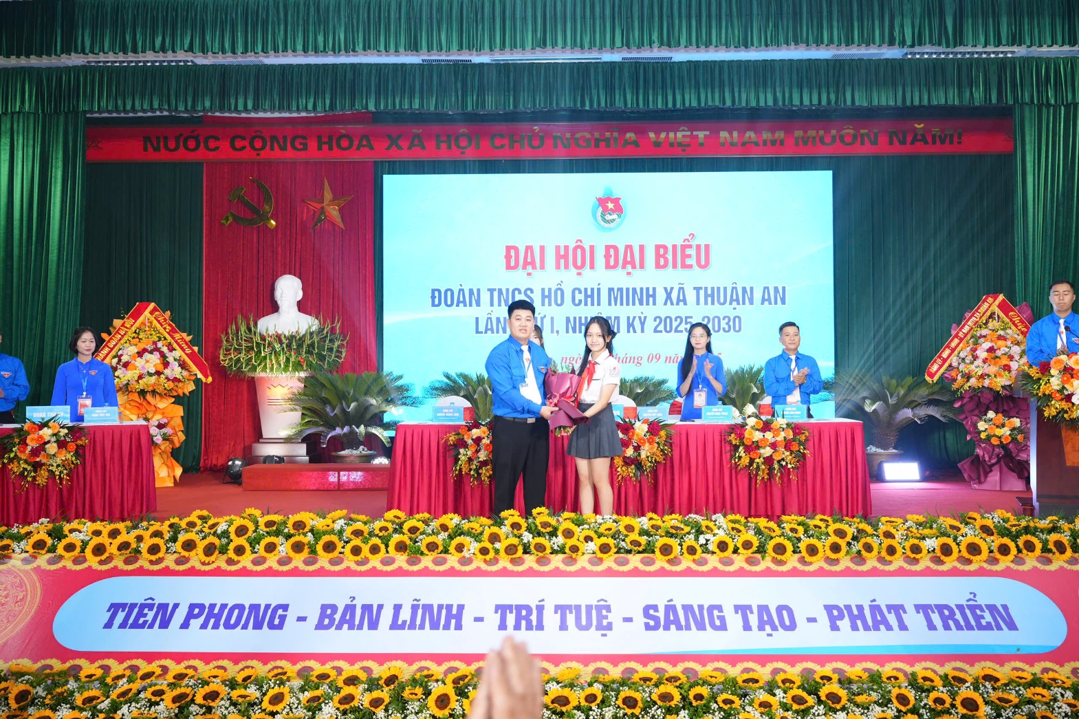 A group of people on a stage  AI-generated content may be incorrect.