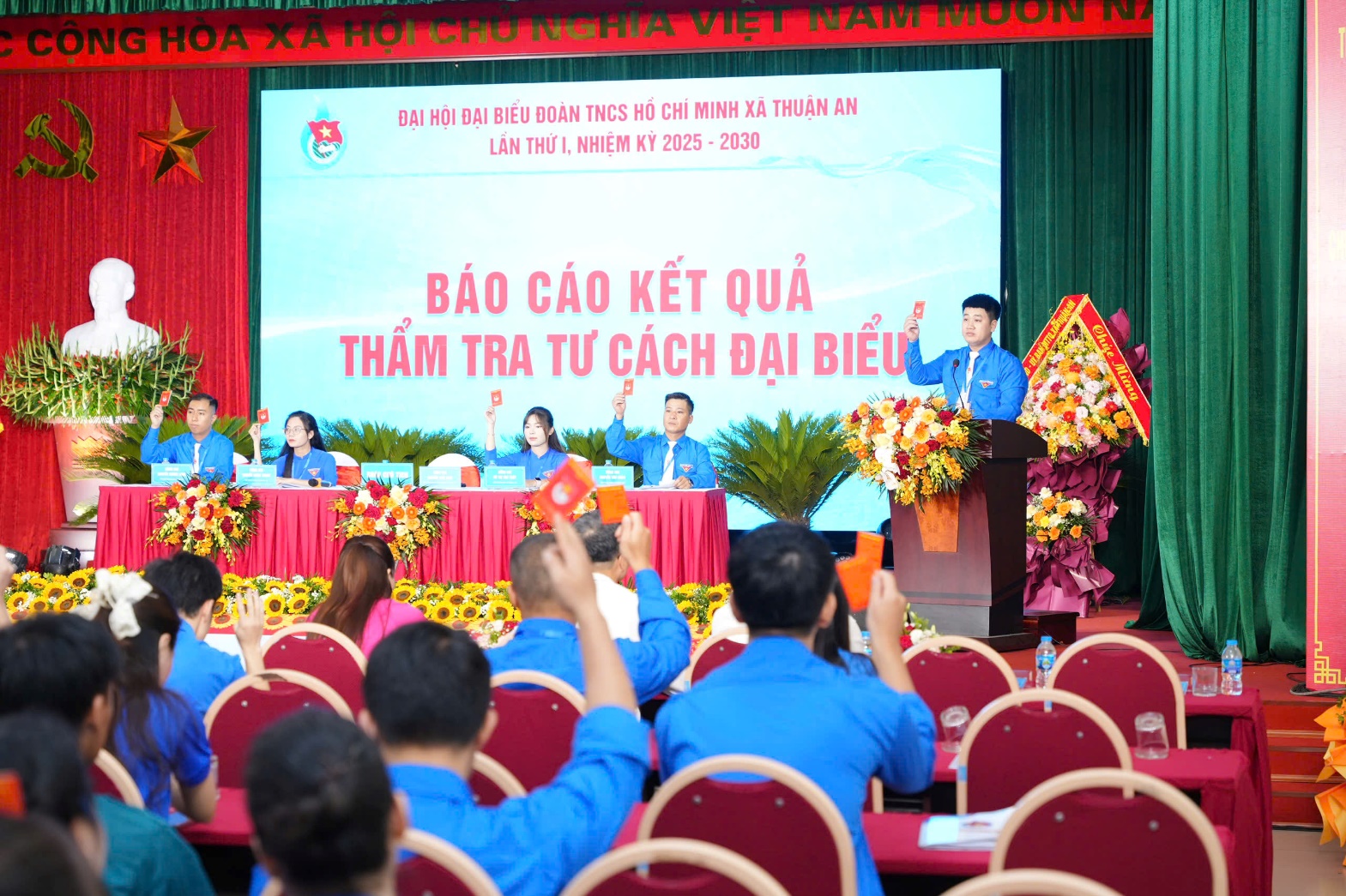 A group of people sitting in chairs  AI-generated content may be incorrect.