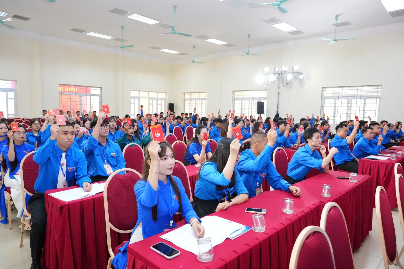 A group of people sitting at tables in a room  AI-generated content may be incorrect.