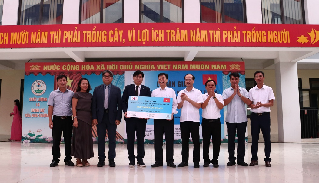 Công ty Bảo hiểm Bảo lãnh Seoul (Hàn Quốc): Trao Tặng Phòng Máy Tính trị Giá 650 triệu đồng cho Trường THCS An Phú- Ảnh 3.