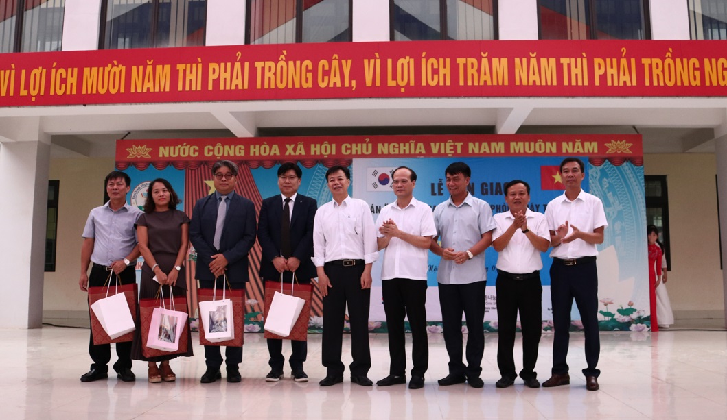 Công ty Bảo hiểm Bảo lãnh Seoul (Hàn Quốc): Trao Tặng Phòng Máy Tính trị Giá 650 triệu đồng cho Trường THCS An Phú- Ảnh 5.