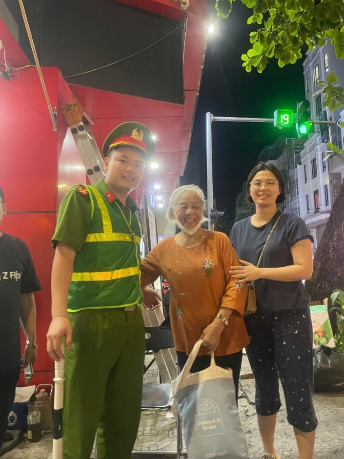 Công an phường Vĩnh Tuy kịp thời giúp đỡ cụ bà đi lạc trở về đoàn tụ cùng gia đình- Ảnh 1.