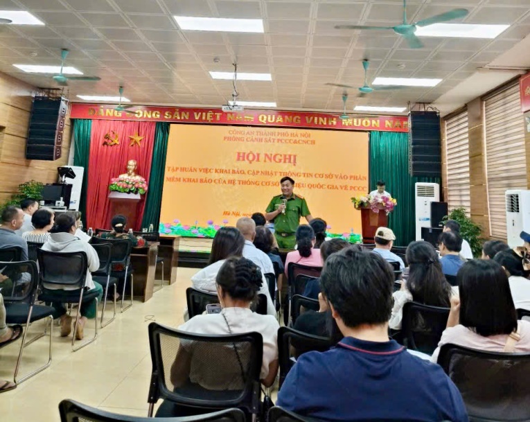 Công an phường Vĩnh Tuy phối hợp tổ chức tập huấn khai báo, cập nhật thông tin cơ sở vào hệ thống Cơ sở dữ liệu quốc gia về PCCC- Ảnh 5.