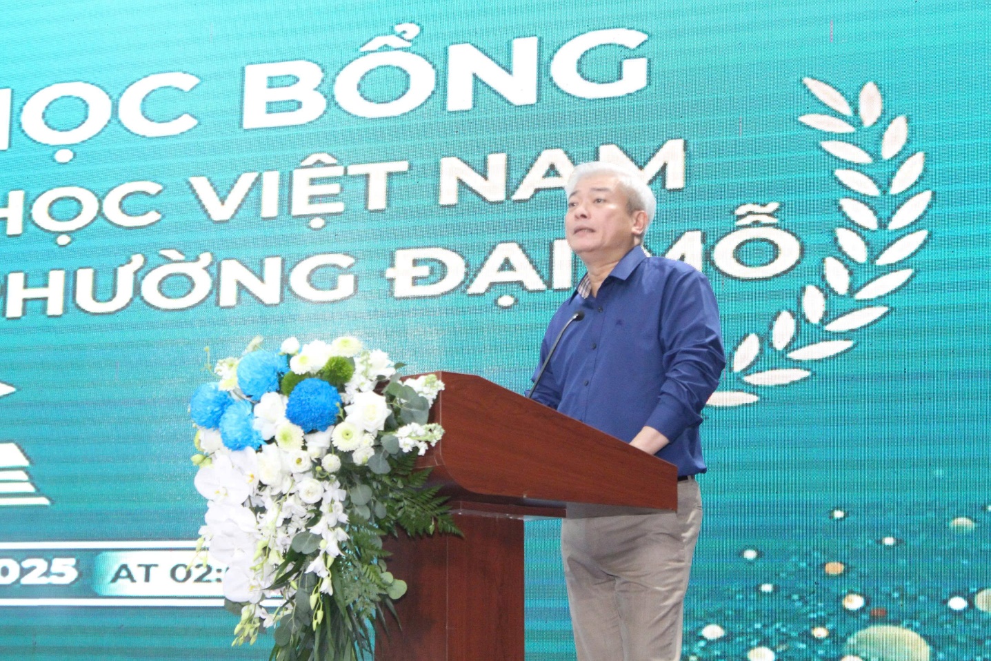 Bà Nguyễn Thị Doan - Nguyên Ủy viên Trung ương Đảng, Nguyên Phó Chủ tịch nước, Chủ tịch Quỹ Khuyến học Việt Nam trao học bổng Quỹ khuyến học Việt Nam cho học sinh phường Đại Mỗ- Ảnh 2.