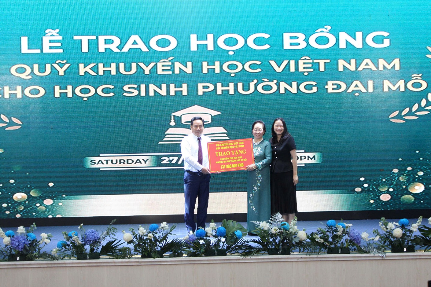 Bà Nguyễn Thị Doan - Nguyên Ủy viên Trung ương Đảng, Nguyên Phó Chủ tịch nước, Chủ tịch Quỹ Khuyến học Việt Nam trao học bổng Quỹ khuyến học Việt Nam cho học sinh phường Đại Mỗ- Ảnh 3.