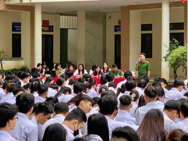 Tuyên truyền kiến thức pháp luật cho học sinh và giáo viên Trung tâm Giáo dục nghề nghiệp – Giáo dục thường xuyên- Ảnh 2.