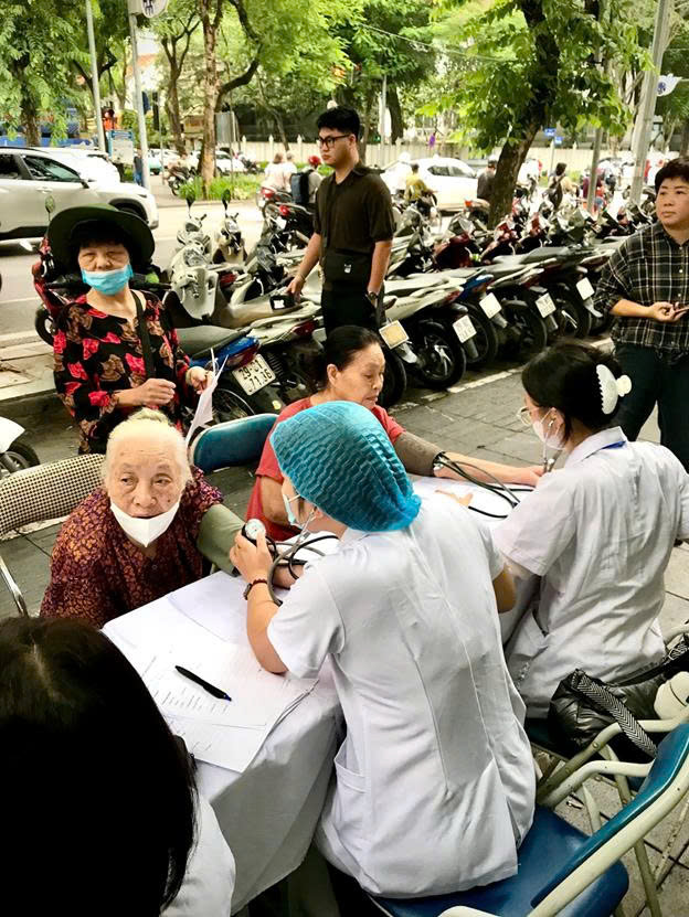 TRẠM Y TẾ PHƯỜNG CỬA NAM TỔ CHỨC CÁC HOẠT ĐỘNG CHĂM SÓC SỨC KHỎE NGƯỜI CAO TUỔI NĂM 2025- Ảnh 6.