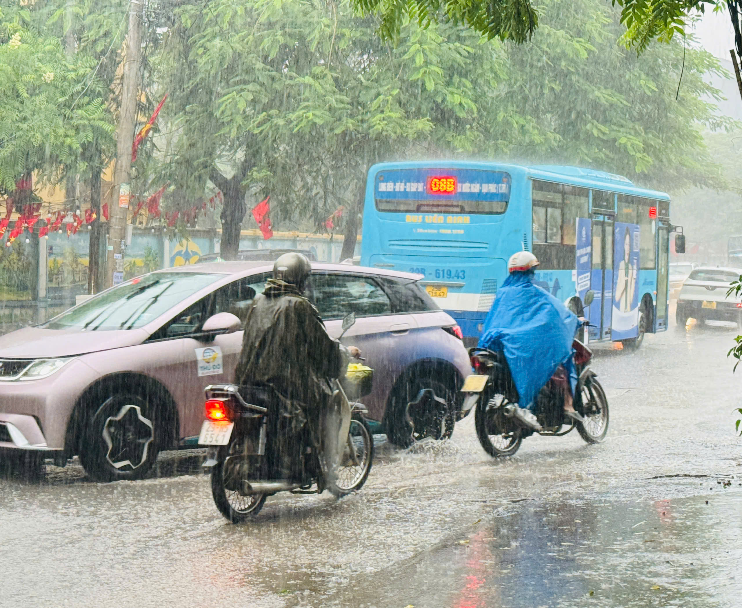 Mưa to, gió mạnh: UBND xã Nam Phù khuyến cáo nhân dân chủ động phòng tránh
