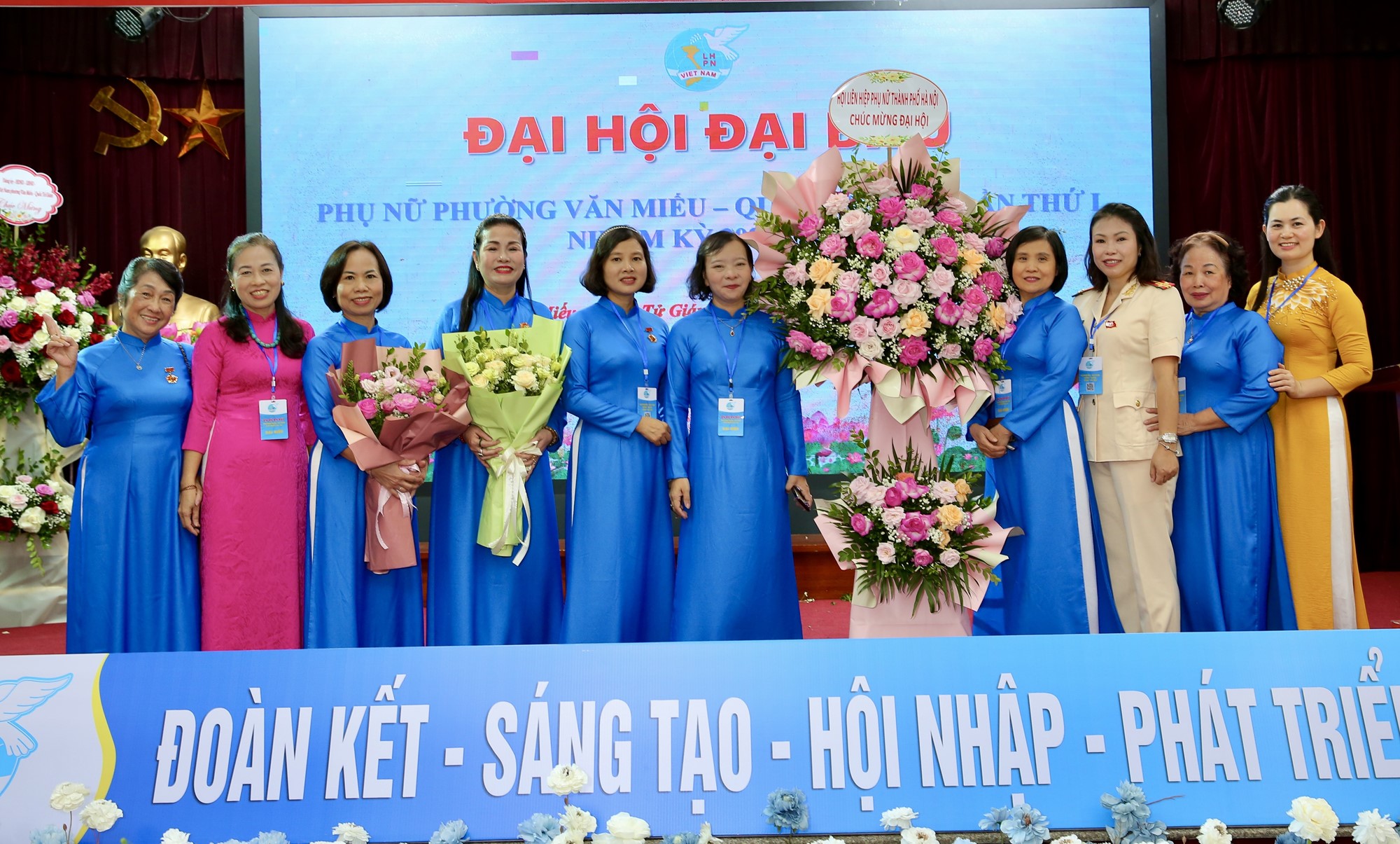 PHỤ NỮ VĂN MIẾU- QUỐC TỬ GIÁM GÓP PHẦN XÂY DỰNG PHƯỜNG TRỞ THÀNH TRUNG TÂM VĂN HÓA, DỊCH VỤ, DU LỊCH CỦA HÀ NỘI- Ảnh 1. PHỤ NỮ VĂN MIẾU- QUỐC TỬ GIÁM GÓP PHẦN XÂY DỰNG PHƯỜNG TRỞ THÀNH TRUNG TÂM VĂN HÓA, DỊCH VỤ, DU LỊCH CỦA HÀ NỘI- Ảnh 1.
