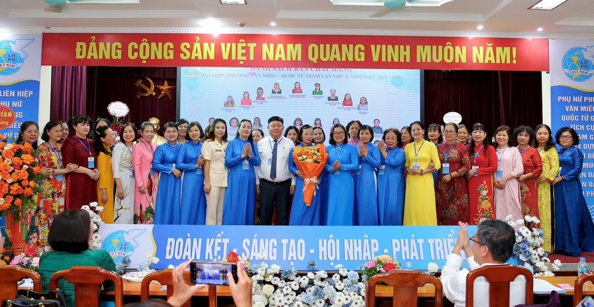 PHỤ NỮ VĂN MIẾU- QUỐC TỬ GIÁM GÓP PHẦN XÂY DỰNG PHƯỜNG TRỞ THÀNH TRUNG TÂM VĂN HÓA, DỊCH VỤ, DU LỊCH CỦA HÀ NỘI- Ảnh 6. PHỤ NỮ VĂN MIẾU- QUỐC TỬ GIÁM GÓP PHẦN XÂY DỰNG PHƯỜNG TRỞ THÀNH TRUNG TÂM VĂN HÓA, DỊCH VỤ, DU LỊCH CỦA HÀ NỘI- Ảnh 6.