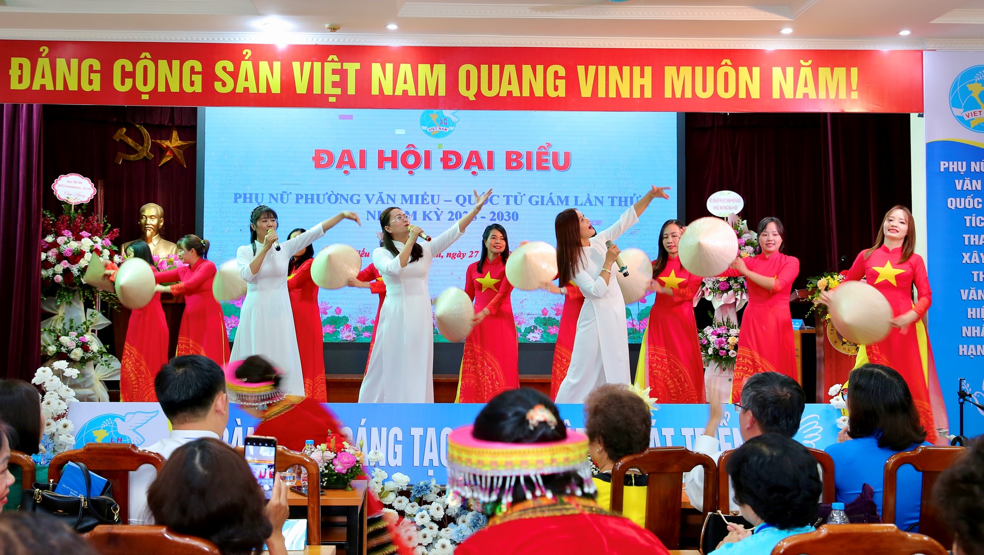 PHỤ NỮ VĂN MIẾU- QUỐC TỬ GIÁM GÓP PHẦN XÂY DỰNG PHƯỜNG TRỞ THÀNH TRUNG TÂM VĂN HÓA, DỊCH VỤ, DU LỊCH CỦA HÀ NỘI- Ảnh 7. PHỤ NỮ VĂN MIẾU- QUỐC TỬ GIÁM GÓP PHẦN XÂY DỰNG PHƯỜNG TRỞ THÀNH TRUNG TÂM VĂN HÓA, DỊCH VỤ, DU LỊCH CỦA HÀ NỘI- Ảnh 7.