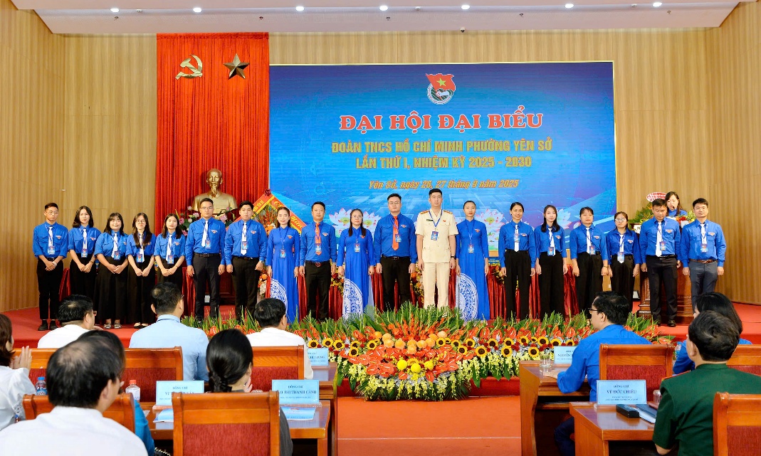 A group of people on a stage  AI-generated content may be incorrect.