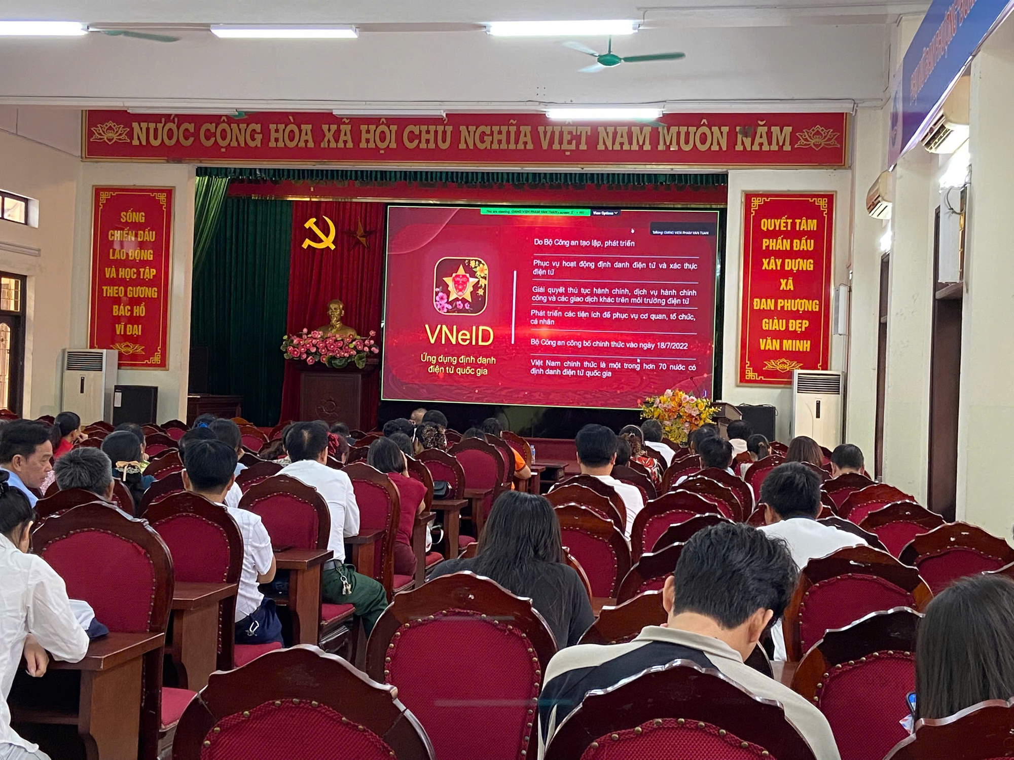 Gần 200 đại biểu tham gia tập huấn kỹ năng số.- Ảnh 1.